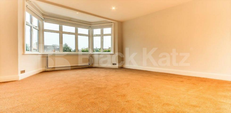 			NEW INSTRUCTION - Beautiful House !, 3 Bedroom, 1 bath, 1 reception House			 Chase Way, Southgate